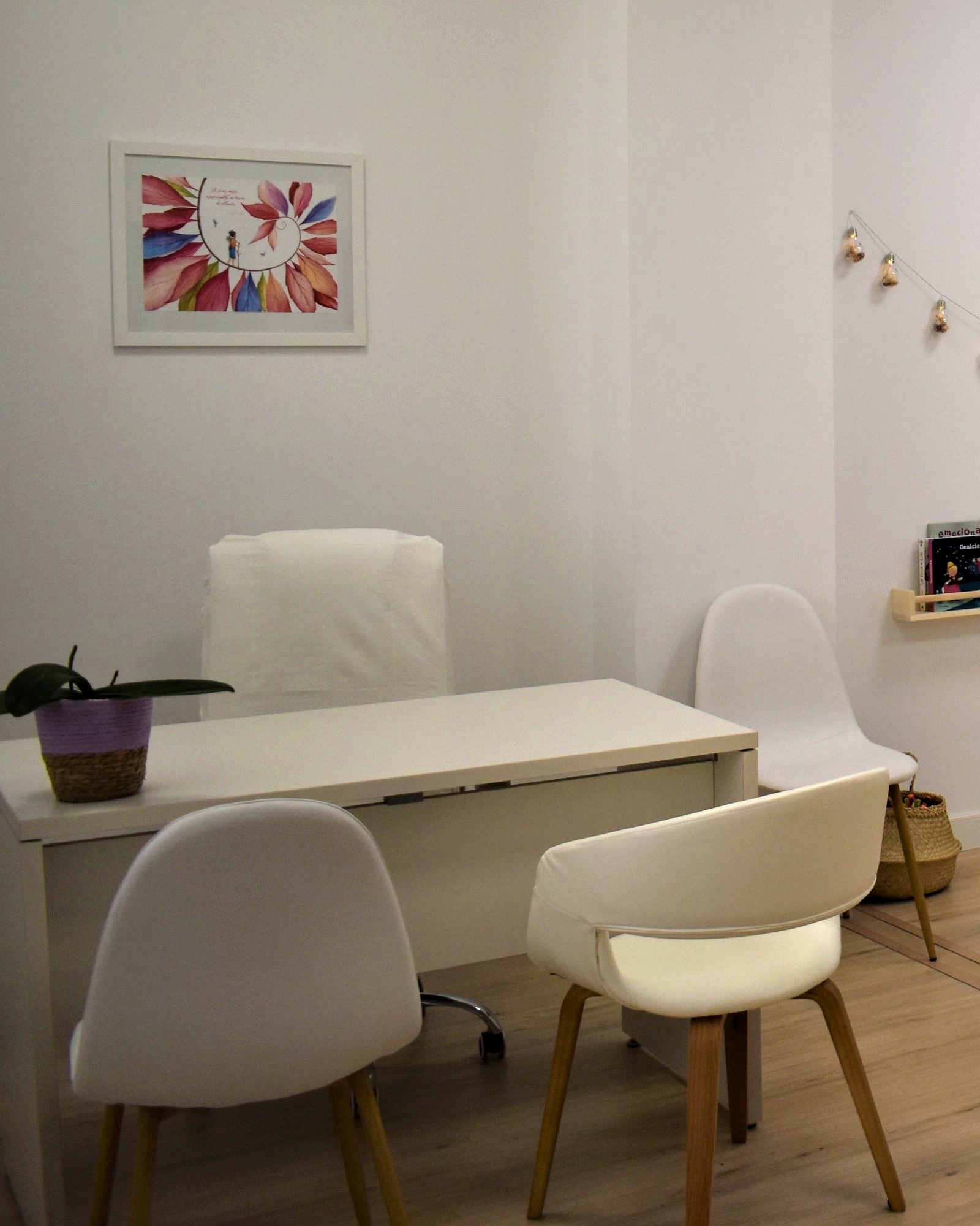Mesa de consulta con orquídea