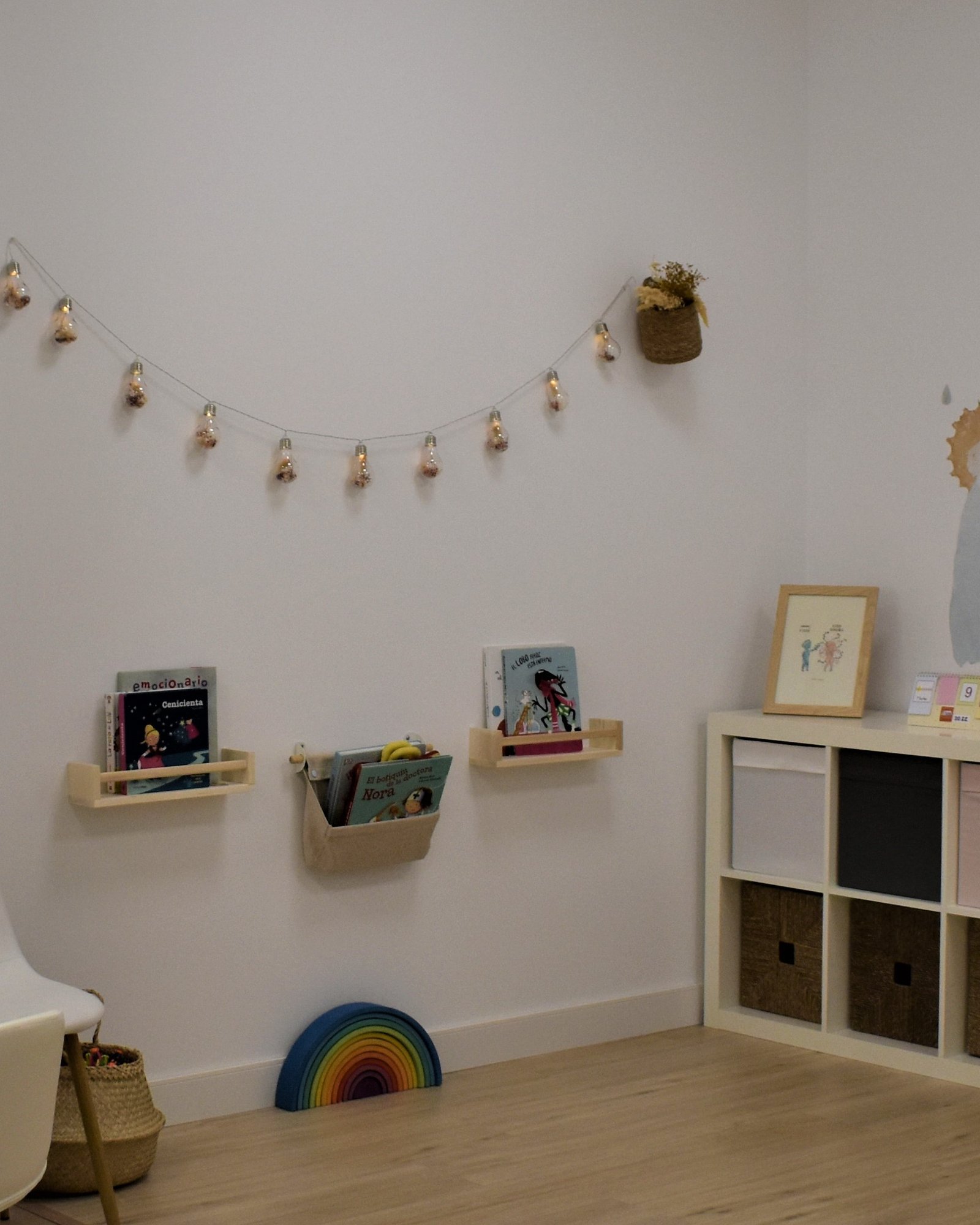 Estanterías con cuentos y materiales